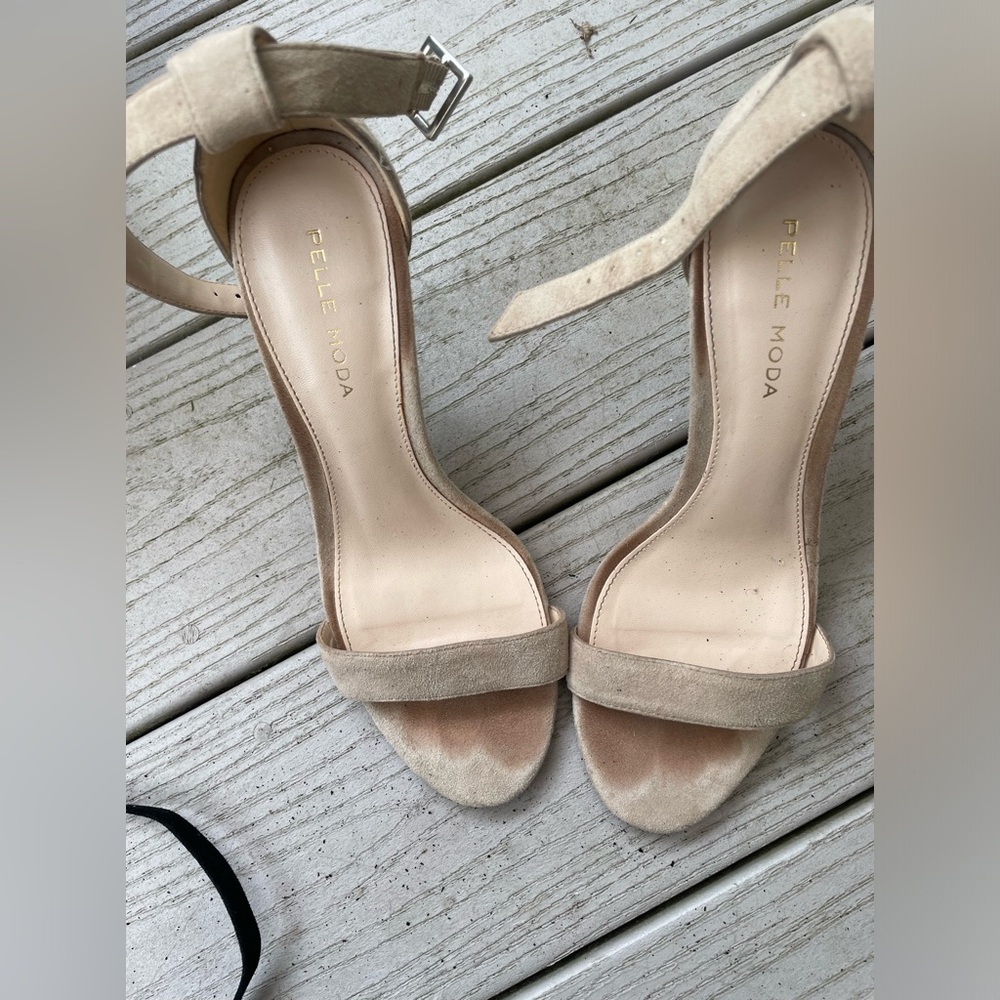 Pelle moda sz 6.5 beige suede ankle strap sandal w heel